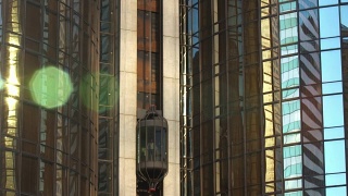 办公室摩天大楼电梯电梯移动与一个商人视频素材模板下载