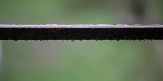 雨点打在金属棒上，慢镜头