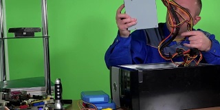 计算机硬件维修技师在实验室中取出电源