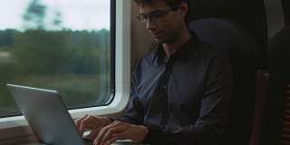 在火车上用笔记本电脑工作的人