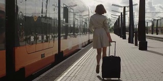 带着行李在火车站行走的自信女人
