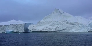 驶往格陵兰冰湾的船，驶往冰山之间