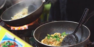 厨师烹制泰式炒粉虾