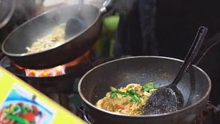厨师烹制泰式炒粉虾视频素材模板下载