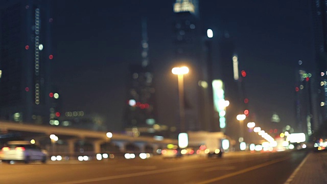 迪拜谢赫·扎耶德公路的夜间交通混乱。