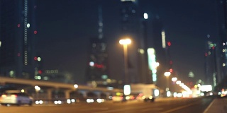迪拜谢赫·扎耶德公路的夜间交通混乱。