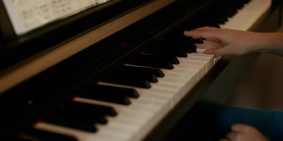 少女弹钢琴