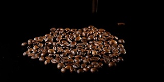 烘焙咖啡豆在黑色背景上旋转
