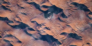 在国际空间站上飞越地球。飞过沙漠，从太空鸟瞰。