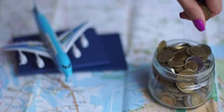 为旅行做准备。地图，钱，护照和小玩具飞机
