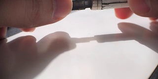 艺术家把笔插进书法里。特写视频