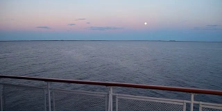 在河的地平线上，一轮满月。在一艘客船的甲板上，满月，伏尔加河，俄罗斯