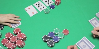 对于桌上扑克来说，三张牌就是翻牌