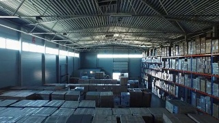 无人机在物流仓库内拍摄视频素材模板下载
