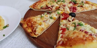 美味的烤披萨搭配奶酪、玉米、西红柿、肉类和香草，以时尚的白色背景为背景，意大利美食