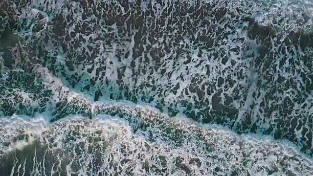 日落时海浪的航拍视频