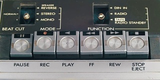 按播放，停止，前进，倒带，暂停和记录控制按钮上的古董磁带录音机