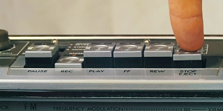 按下播放，停止，Rec，前进，倒带按钮上的一个古董磁带录音机