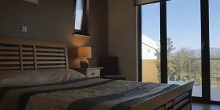 现代化的卧室，全景窗户和美丽的景色