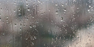 在春天的下午，雨滴落在玻璃上