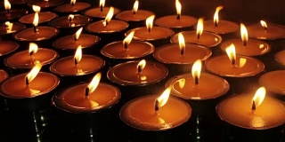 藏传佛教寺庙里燃烧的蜡烛