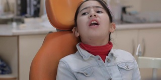 牙科医生正在检查一个年轻女孩的牙齿。牙科护理及卫生