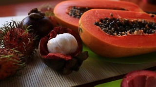 餐桌上有异国情调的热带水果。泰国的水果。特写镜头视频素材模板下载