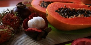 餐桌上有异国情调的热带水果。泰国的水果。特写镜头