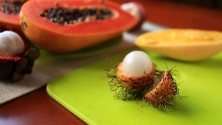 餐桌上有异国情调的热带水果。泰国的水果。特写镜头视频素材模板下载
