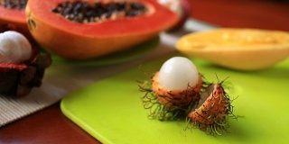 餐桌上有异国情调的热带水果。泰国的水果。特写镜头