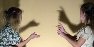 模仿游戏:人们手臂的影子使冲动的聊天