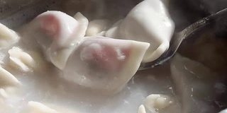 用锅煮熟的浆果饺子