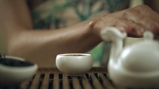 传统的喝茶。传统茶道的工艺准备视频素材模板下载