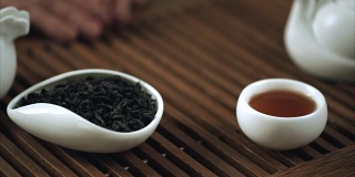 传统的中国茶道。女性手套中国茶杯特写