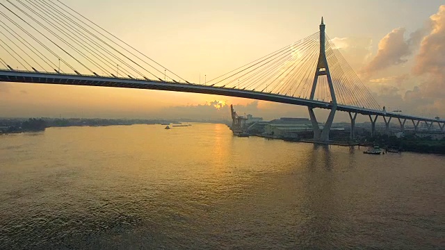 日出泰国曼谷普密蓬大桥