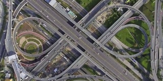 空中高速公路连接。繁忙的公路鸟瞰图。