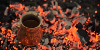 传统的方法是用煤煮土耳其咖啡。