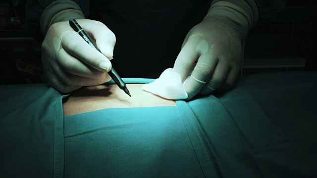 难以辨认的整形外科医生在病人皮肤上的特写。