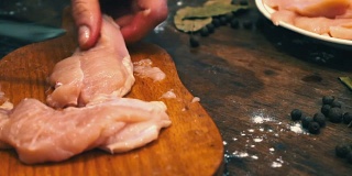 女性用手切生鸡肉