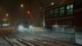 汽车和电车在暴风雪中视频素材模板下载