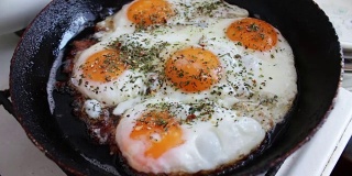 早餐煎蛋是在家庭厨房的平底锅里烤的