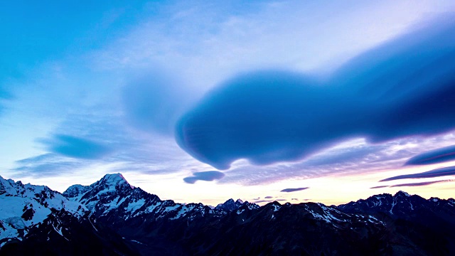 夕阳西下时，库克山雪峰上方的透镜状云在运动