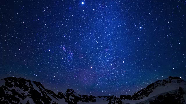 在库克山国家公园的雪峰上，星空在运动