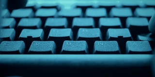 网络攻击黑客在电脑上安装间谍软件
