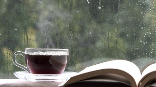 下雨天窗户上的咖啡杯和书视频素材模板下载