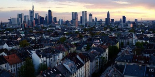 黄昏时德国法兰克福的城市景观和天际线