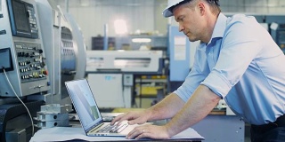 工程师在工厂用CAD程序开发笔记本电脑
