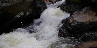 山河从岩石中流过