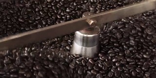 将咖啡豆倒入一个大的咖啡烘培器中