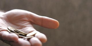 男性手握硬币。